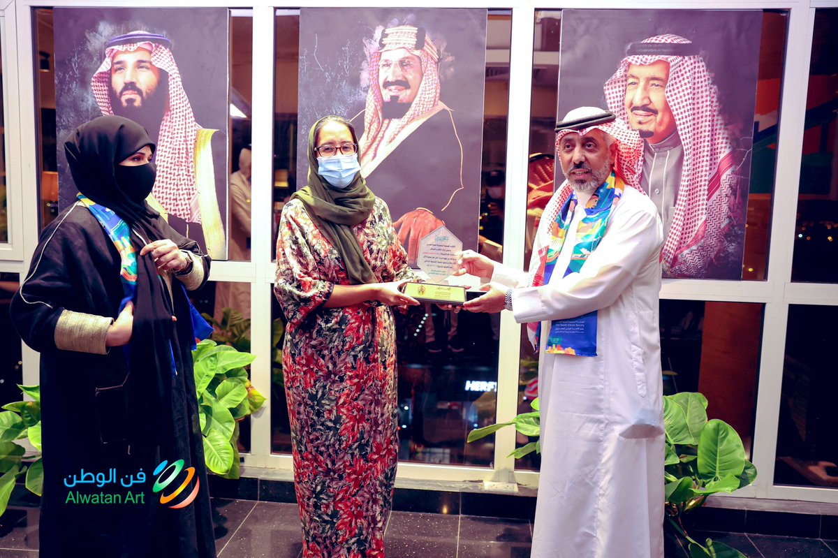 كرم سعادة الدكتور غازي الدكتورة رغدة حريري على جهودها المبذولة في فترة رئاستها #شعبة_التصميم_الداخلي 
وقدمت لها المهندسة مشاعل بإسم اعضاء مجلس ادارة الشعبة كل الشكر والتقدير والثناء على جهودها ورقي تعاونها مع خالص التمنيات لها بدوام التوفيق والنجاح.

 #الاحتفاء_باليوم_الوطني91