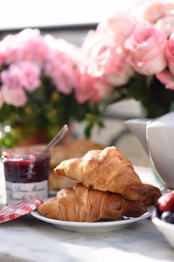 Доброе утро круассаны. Чашка кофе с круассаном. Чашка кофе с круассаном. Завтрак с круассаном. Доброе утро кофе круассаны.