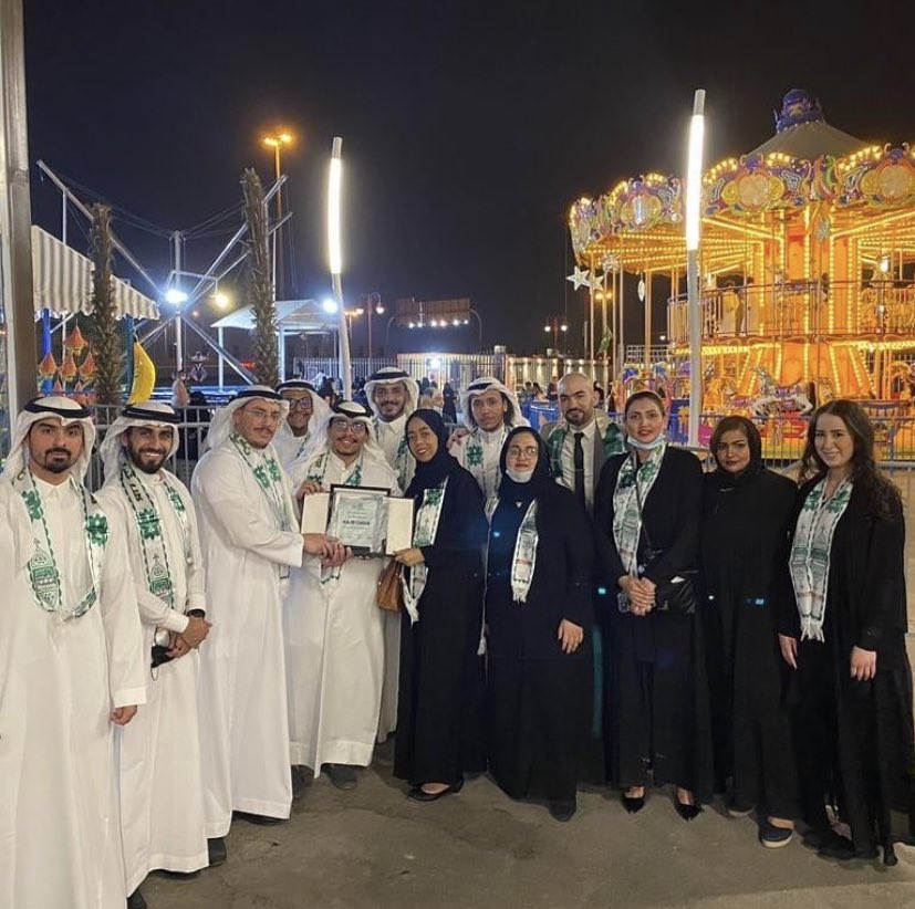 SyrupLLC's tweet photo. فخورين بكورال نجد، أول فرقة كورال في السعودية تحت رعاية شركة شيرة الدولية وقيادة المايسترو عدنان رشيد، على حصولها على درع شكر وتقدير في حفل غني للوطن🇸🇦💚
#الرياض #السعودية  
@MOCSaudi @MOC_Music @Turki_alalshikh @NajdChoir https://t.co/mASUOHdvwq