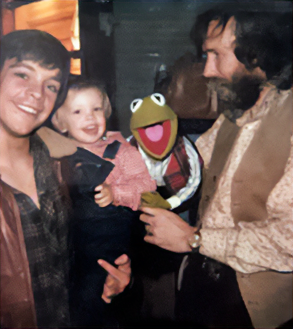 MuppetWiki's tweet photo. A very #HappyBirthdayMarkHamill 🎂 !

Born on Sept 25, a day after #JimHensonBirthday 

Pictured here with Jim Henson, @nathanhamill, and @KermitTheFrog 

His episode of The Muppet Show is now streaming on Disney+ ☄ https://t.co/VR5FuqWbXg