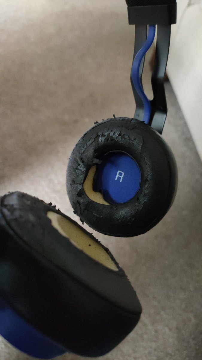 _Rhys_Morgan's tweet photo. @jabrasupport Hi team, got these Jabra Move Wireless Bluetooth On-Ear headphones which I've always found fantastic, but the ear pads are now starting to disintegrate. Are the pads replaceable? https://t.co/lWZNqvzWsV