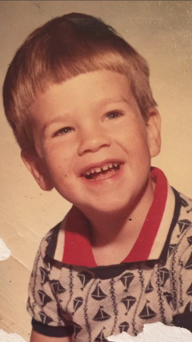 Вяеtt Lешis 🖋 💬 📚쓰다 tweet media