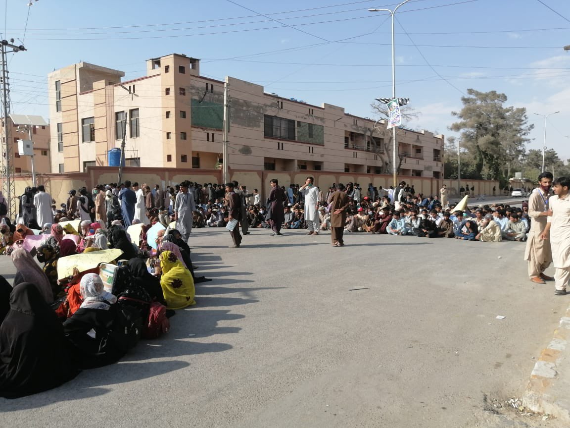 balochsadia2's tweet photo. Students protest has on going until #PMC and senate dissolve students grievances. Government is not ready to withdraw students FIR today. 

#ShameOnBalochistanPolice 
#WeRejectPmcMdcatTest2021 https://t.co/jeeEDP9vt0