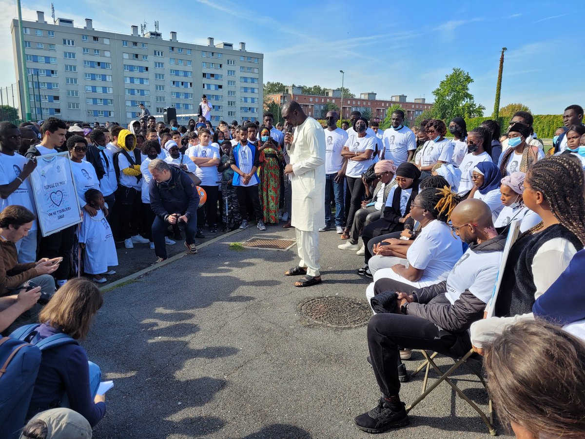 alexiscorbiere's tweet photo. Beaucoup de monde dans les rues de #Bagnolet en hommage à Ibrahima, assassiné à 16 ans.
De l'émotion, une volonté de "Plus jamais ça" et des mots très puissants, bouleversants et dignes de l'oncle d'Ibrahima pour conclure cette Marche blanche. 
Merci à tous. https://t.co/dA3vt5dmg9