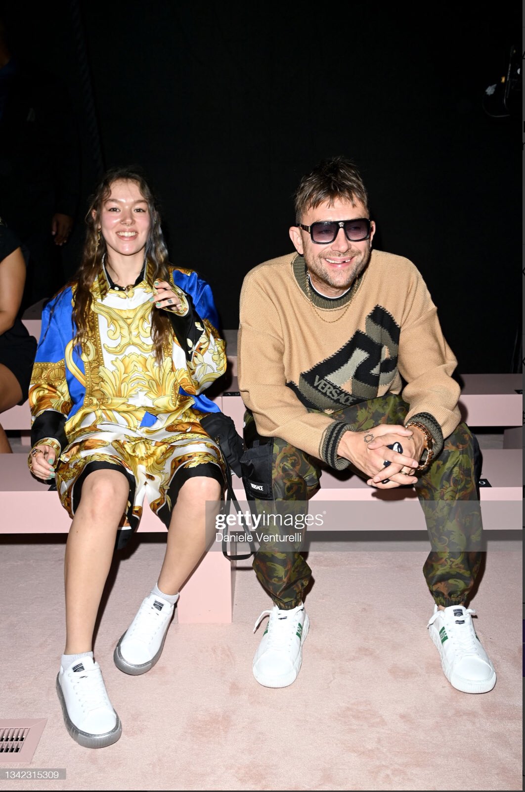 BlurMex on Twitter: "Damon Albarn and Missy Albarn yesterday at the Versace  SS22 show #damonalbarn https://t.co/nTphcd0OGr" / Twitter
