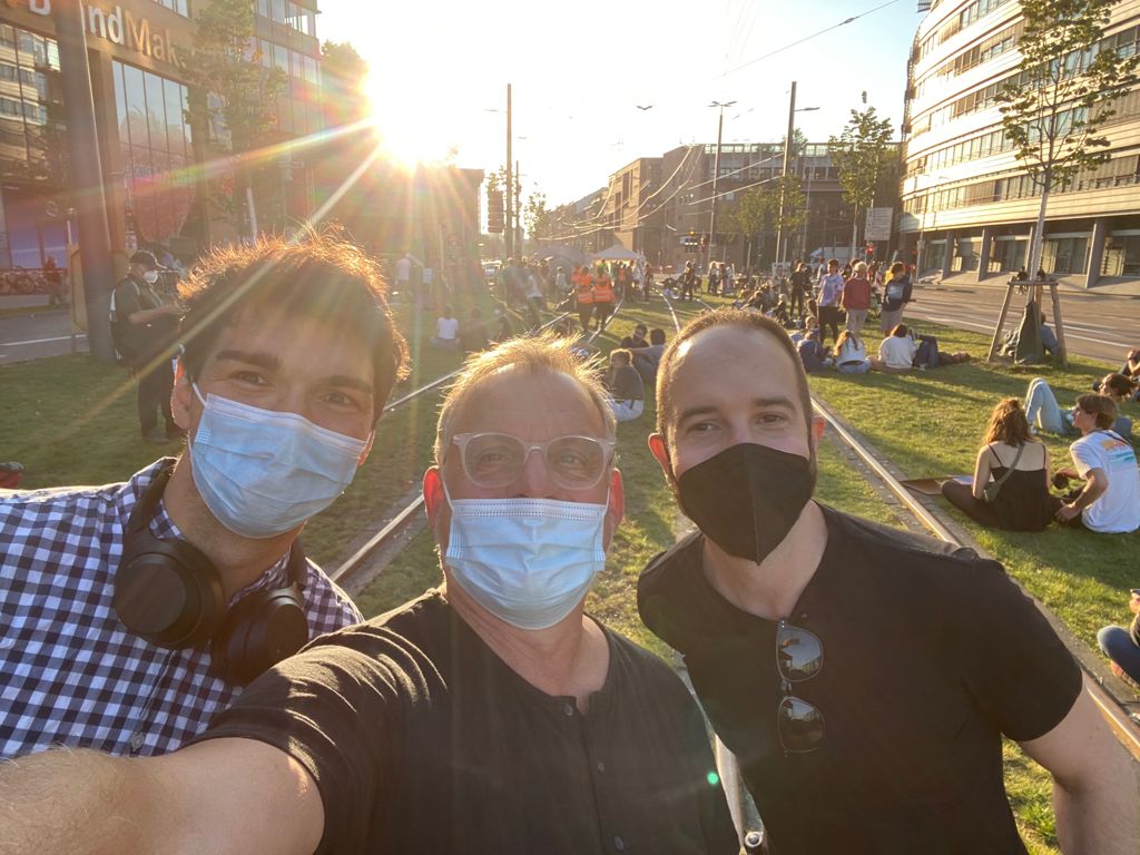 Gestern fand in Karlsruhe ein von <a href="/FFF_Karlsruhe/">Fridays For Future Karlsruhe</a> toll organisierter Klimastreik statt! Wir waren auch dabei und zumindest <a href="/ener_SHE/">Sarah Henni</a>  und @BenTrichter waren auch angemessen vorbereitet! 😉