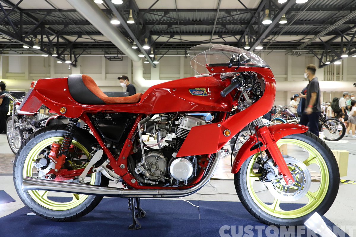 customfront's tweet photo. 先月8月に神戸で開催されたカスタムショー『ニューオーダーチョッパーショー』に出展されていたCB750fourがベースのカスタムマシン。狙い済ましたスピードフォルムに惹かれるこちらは、福岡の『フクガサイクルワークス』製作の一台です。 https://t.co/56gNV6UNsr