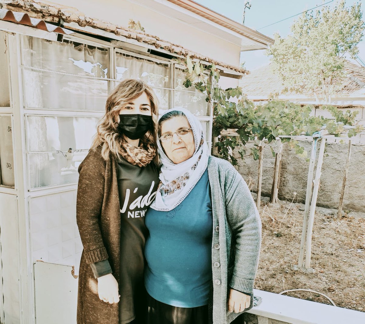 AkKadnlarandr1's tweet photo. Gönül bir binadır ki, Mimarı muhabbettir...  Bahçelievler Mahallemizdeyiz.. Kadın Kolları teşkilatımız; Mahalle başkanımız ve yönetim kurulu başkanımız ile birlikte ev ziyaretlerimiz,hasta ziyaretlerimiz , devam ediyor. .
#DurmakYokYolaDevam #Hedef2023 🇹🇷💡
#İnandıgınYoldaYürü https://t.co/lAlp6TBy9V