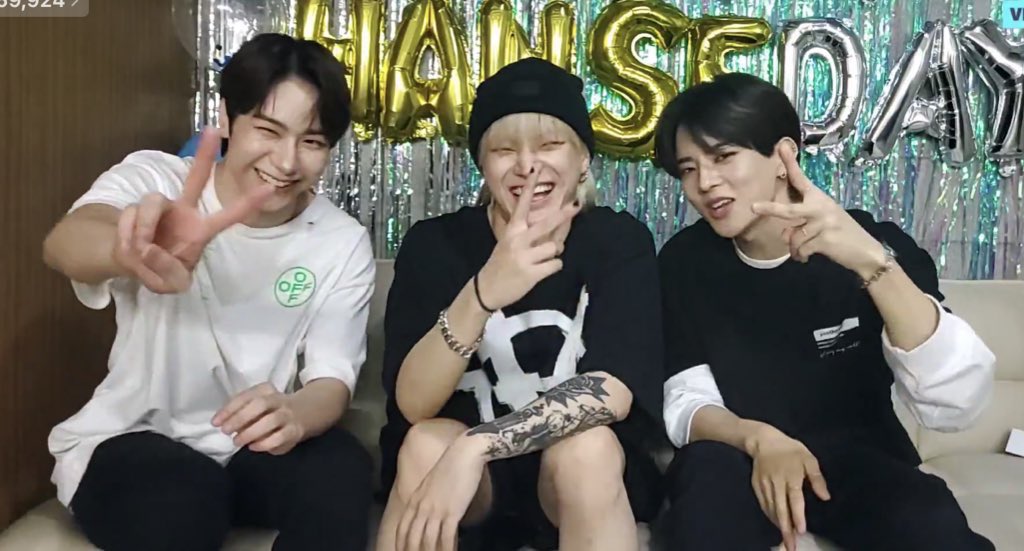 victonspace's tweet photo. hanse looks so happy today! i’m so glad members shower him with so much love! alices pls give hanse lots of love and support his album too 💚🖤

#눈부시게_빛나는_한세의_블레이즈
#DOHANSE_BLAZE
#VICTON #빅톤
#한세 #DOHANSE #HANSE
#BLAZE #TAKE_OVER #Public_Enemy https://t.co/FNFcvN7Kz7