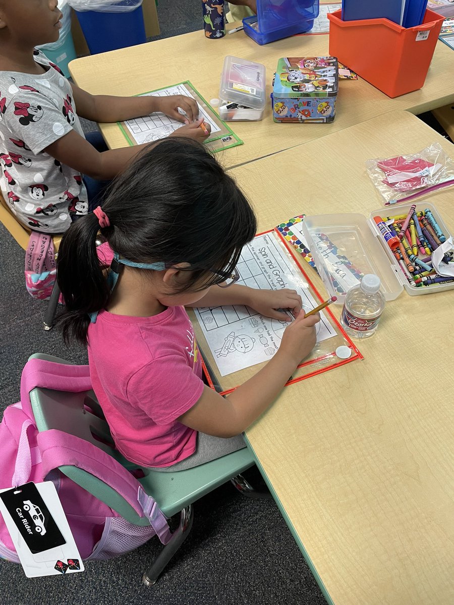 mdunn29's tweet photo. Math in Kinder is so fun! @ReavesBees https://t.co/uzSLjuInCp