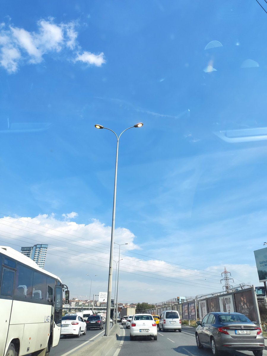 MHafizof's tweet photo. @radyotrafik E5 Haramidere-Avcılar boyunca elektrik aydınlatmalar gündüz vakti açık. Çok mu zenginiz?@avcilarbel https://t.co/sj7yYyNQBH