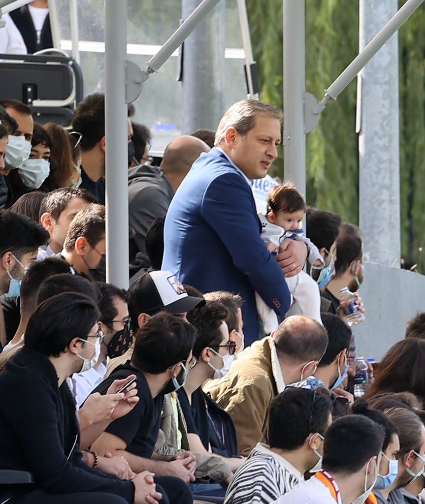 130. ve 154. dönem arası Galatasaray Lisesi mezunları, Florya Metin Oktay Tesisleri’nde Teknik Direktör Fatih Terim’i ziyaret ederek takımımızın idmanını seyretti.

Detaylar 👉 galatasaray.org/haber/kulup/ga…