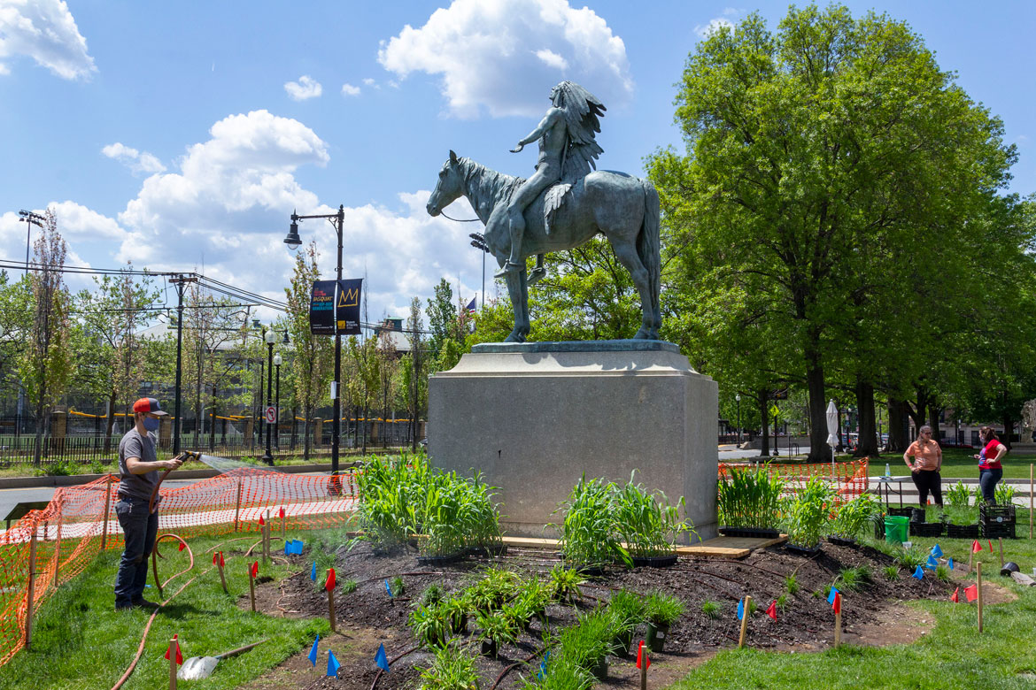 How Aquinnah Wampanoag Artist Elizabeth James-Perry’s Idea ‘To Garden Wherever We Need To’ Came To The <a href="/mfaboston/">Museum of Fine Arts, Boston</a>’s Front Lawn. She speaks during the “‘Garden for Boston’ Harvest Celebration” there today from 3 to 4 p.m.
gregcookland.com/wonderland/202…