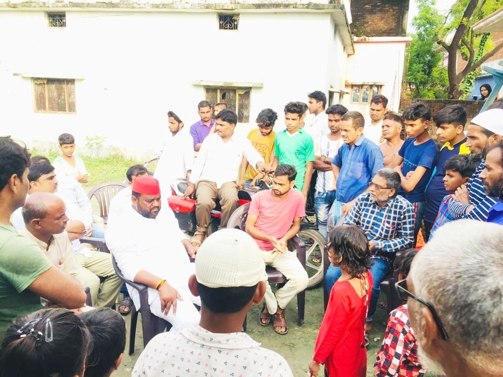 BrajeshYadavUP's tweet photo. अपने विधानसभा क्षेत्र रामपुर कारखाना के ग्रामसभा विशनपुर उर्फ चिरकिहवा के रईस खान की सांप काटने से मौत हो गई, खबर की सुचना मिलने पर उनके घर पहुंचकर परिवार से मुलाक���त कर संवेदना
व्यक्त किए🙏
परिवार उन पर निर्भर था, परिवार की आर्थिक स्थिति खराब होने के कारण परिवार की आर्थिक मदद किए https://t.co/iRkU40OaER