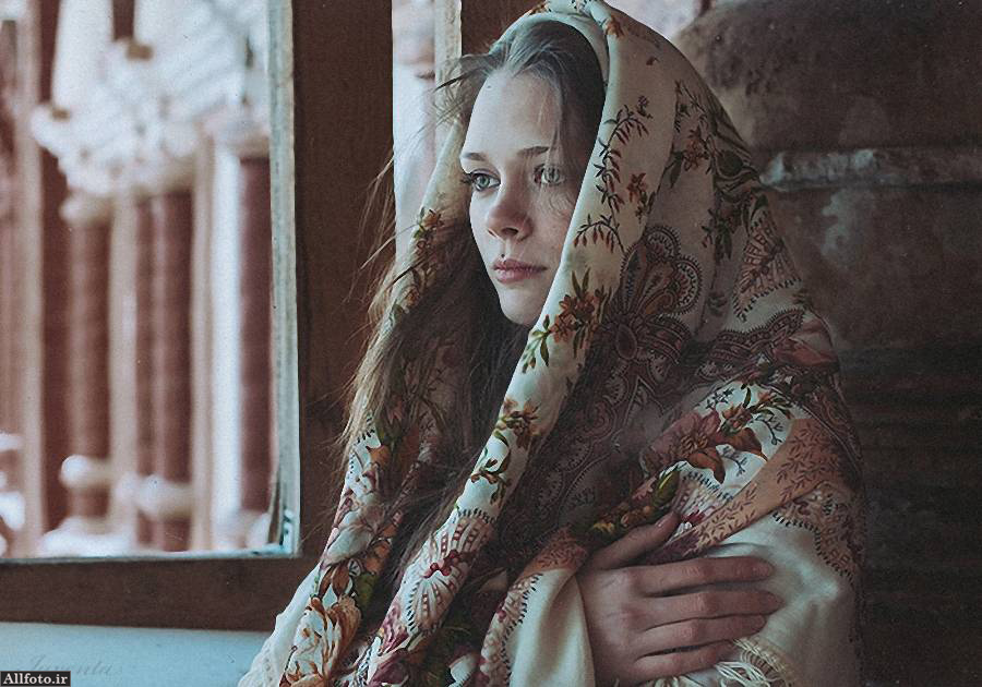 Она стоит, как сотни лет назад,
На выскобленном косырём пороге.
На голове узорный русский плат,
И в ссадинах её босые ноги.
Ограблена, измучена трудом,
Изба черна, поруганы иконы.
Кому молиться и просить о чём?
Нарушены запреты и каноны...
stihi.ru/2012/11/30/3751