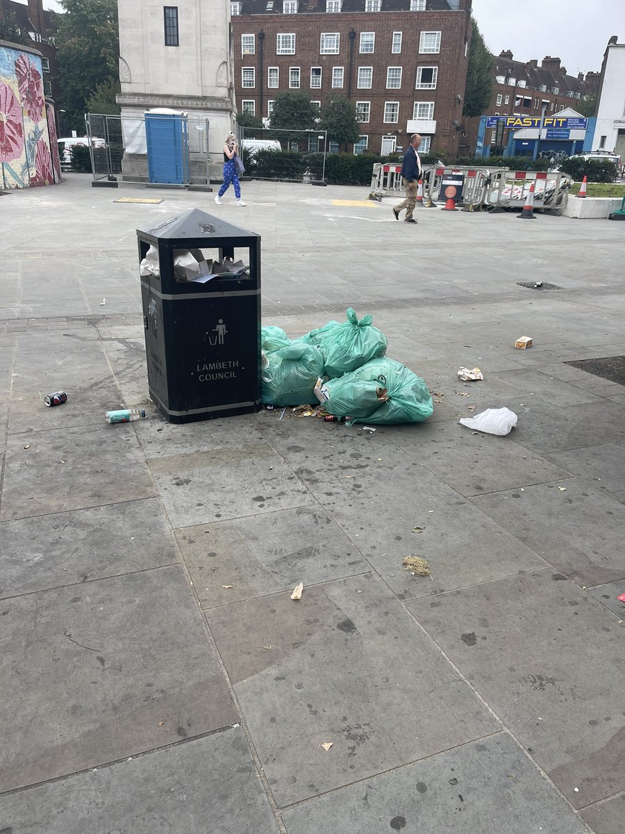 jonny_pearson's tweet photo. @lambeth_council @FloEshalomi this neighbourhood is an absolute disgrace every weekend. People don’t stop dispensing of waste because it’s the weekend. Someone needs to take ownership of this and get it sorted. https://t.co/3VHazLIfqt