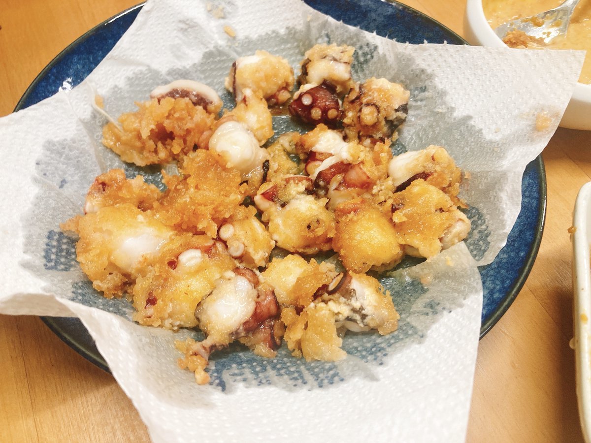 agri_to0831's tweet image. タコの唐揚げ、昨日いただいたのですがけしからんのが、ビールに最適になるようコロモにエエ感じの味付けが🤩🤩

それはあかんでしょと🍻ビール止まらんでしょと🍻🍻

食べチョクなら唐揚げとぶつ切りのあわせ買いもできます！🐙

#農家漁師からのSOS