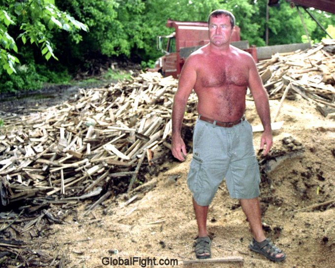 1 pic. Lumberjack Muscledad Exhibitionist VIEW MY DAILY FREE NUDES here on my Twitter profile #muscledaddy