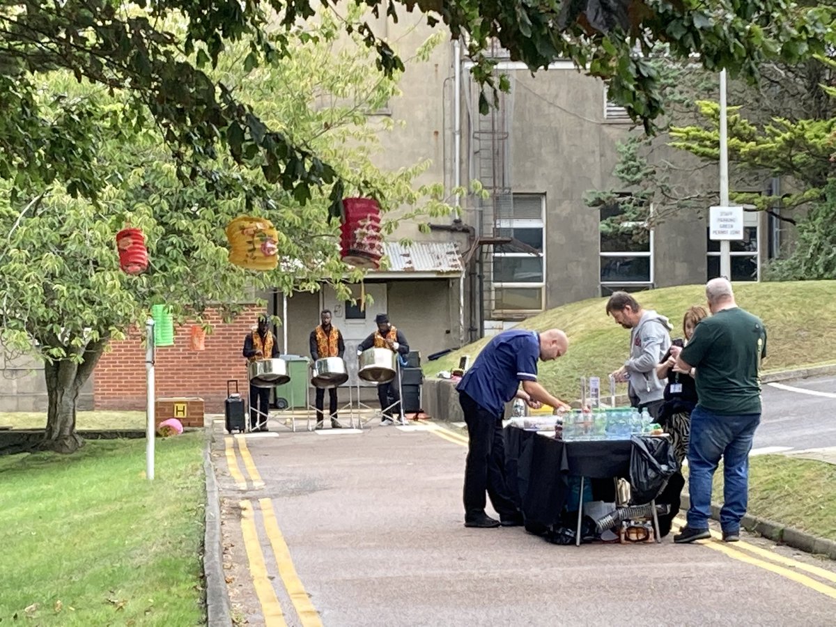 The @nhs_scft staff networks event is getting started with #TeamEast colleagues joining us. Amazing BBQ, great music and Lego with <a href="/BrightonBricks/">Brighton Bricks</a>. Come and join us!