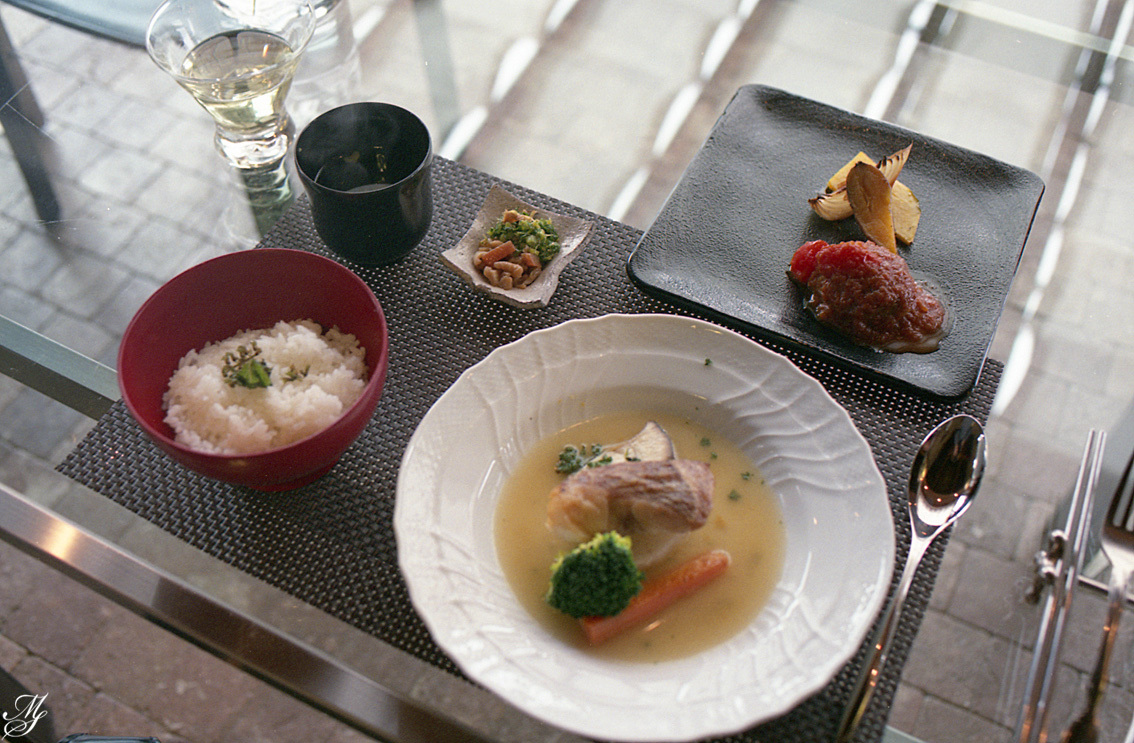 akiphoto_film's tweet photo. Kuraランチセットのサラダは柚子とスイートスプリング&玉葱ドレッシングで。
メインは真鯛の海鮮仕立てとトマトソースのハンバーグ。
#eosrt #premium400 https://t.co/NVfQY6Olka