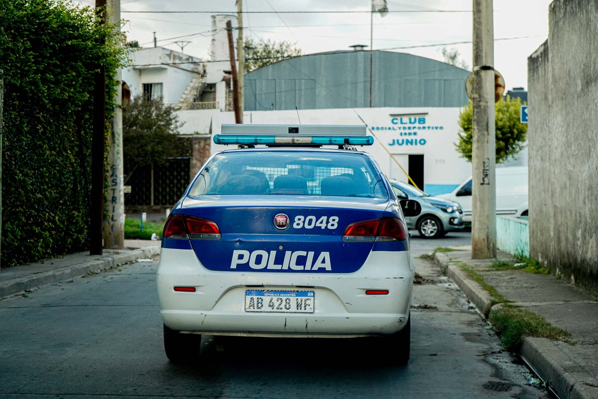 PoliciaCbaOf's tweet photo. En Bº San Roque, personal del #DttoII procedió a la #Aprehensión de dos hombres y una mujer, quienes se movilizaban a bordo de un automóvil Ford Focus. En el #Procedimiento se secuestró el rodado mencionado y estupefacientes. Colaboró personal de la @FPAcba https://t.co/2LGKMcmqgj