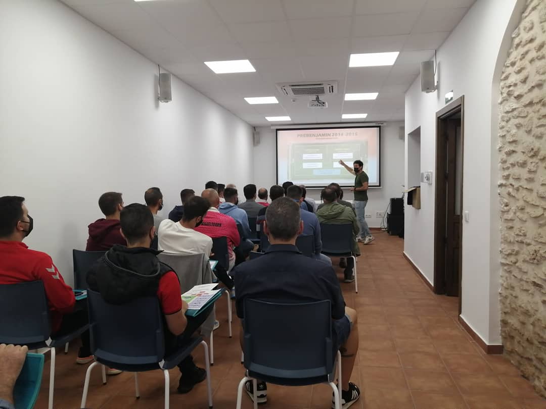 EMiguelturra's tweet photo. EFB MIGUELTURRA‼️
.
En la mañana de hoy hemos realizado una jornada de convivencia y formación para los monitores de nuestra escuela, preparando la nueva temporada que viene en camino. Agradecemos su participación a Carolina García, muchas gracias. #VamosNaranjas🧡 https://t.co/X082kapYD6