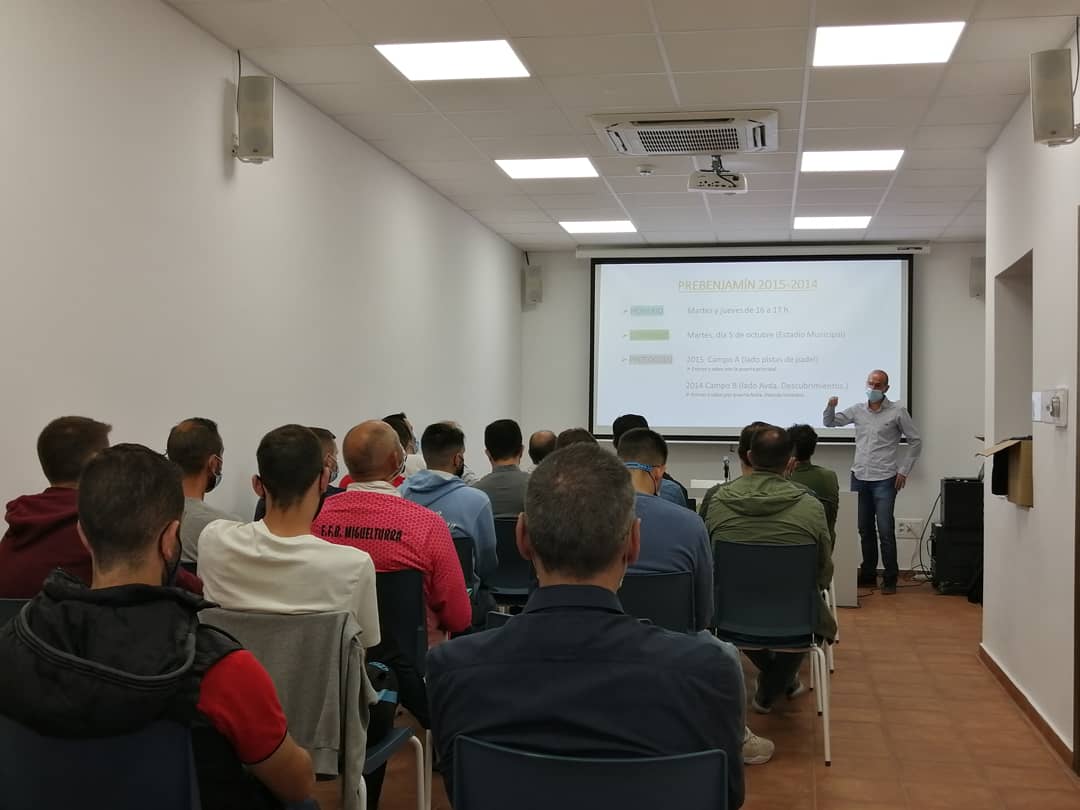 EMiguelturra's tweet photo. EFB MIGUELTURRA‼️
.
En la mañana de hoy hemos realizado una jornada de convivencia y formación para los monitores de nuestra escuela, preparando la nueva temporada que viene en camino. Agradecemos su participación a Carolina García, muchas gracias. #VamosNaranjas🧡 https://t.co/X082kapYD6