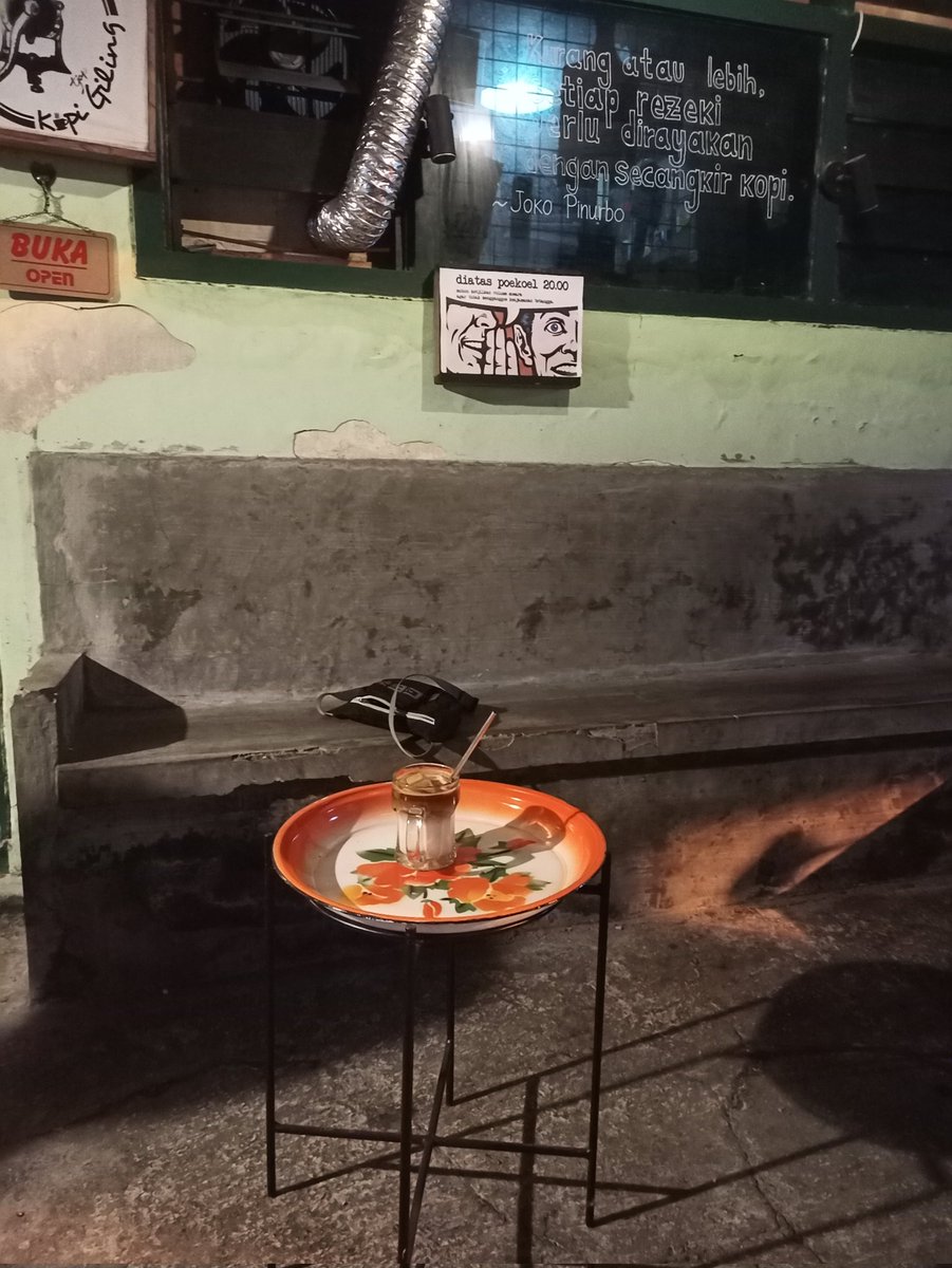 andika_18's tweet photo. Ini rekomendasi tempat ngopi yang asik menurut gue. Lokasinya emang agak nyempil, tapi vibes homey nya kerasa banget. Tempatnya enak gak begitu rame, padahal ini malam minggu loh, cocok banget yang pengen ngopi tapi kepengen tempatnya sepi @malangkuliner @infomalang https://t.co/ghhZlZxFLw