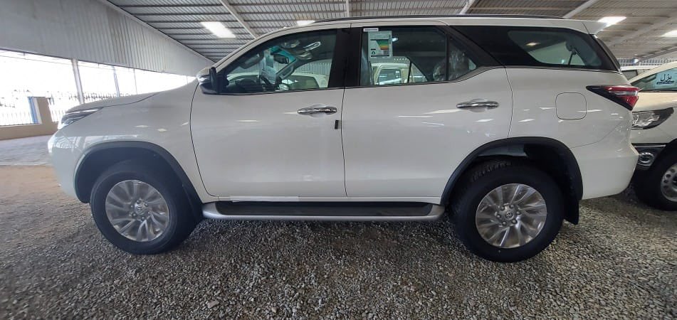 متوفر تويوتا فرتشنر 2021 VX3 بنزين 
فل كامل سعودي