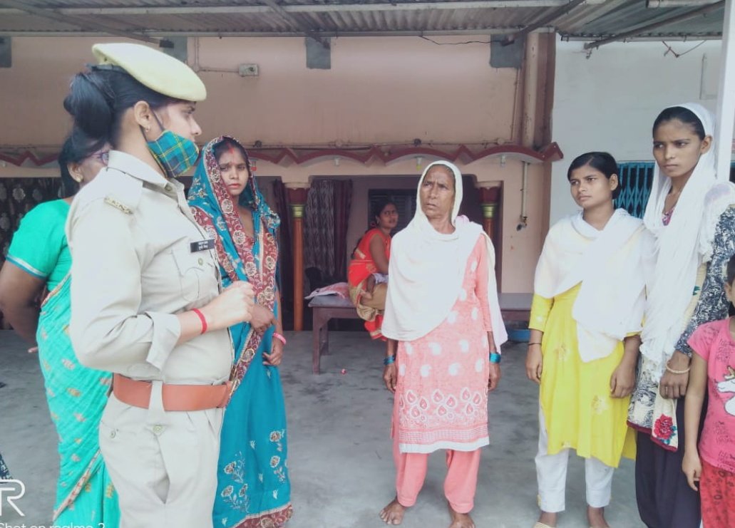 gondapolice's tweet photo. #SPGonda @IPS_SantoshM के निर्देशन में जनपद की समस्त एंटी रोमियो टीम द्वारा #मिशन_शक्ति_फेज3.0 के अन्तर्गत क्षेत्र में भ्रमण कर,कस्बों/मोहल्लो में चौपाल लगाकर महिलाओं/बालिकाओं को सुरक्षा,के प्रति जागरूक करते हुए हे0ला0नंबरों 1090,1098,1076,112 आदि के बारे में बताया गया। https://t.co/FgRjbCnaIG