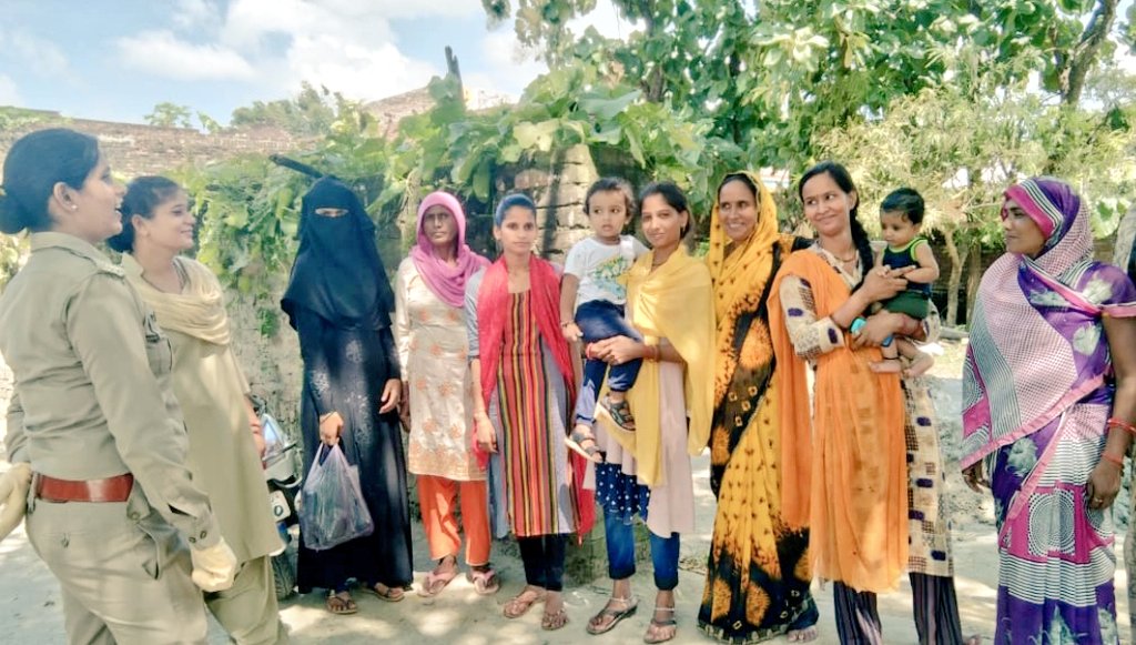 gondapolice's tweet photo. #SPGonda @IPS_SantoshM के निर्देशन में जनपद की समस्त एंटी रोमियो टीम द्वारा #मिशन_शक्ति_फेज3.0 के अन्तर्गत क्षेत्र में भ्रमण कर,कस्बों/मोहल्लो में चौपाल लगाकर महिलाओं/बालिकाओं को सुरक्षा,के प्रति जागरूक करते हुए हे0ला0नंबरों 1090,1098,1076,112 आदि के बारे में बताया गया। https://t.co/FgRjbCnaIG