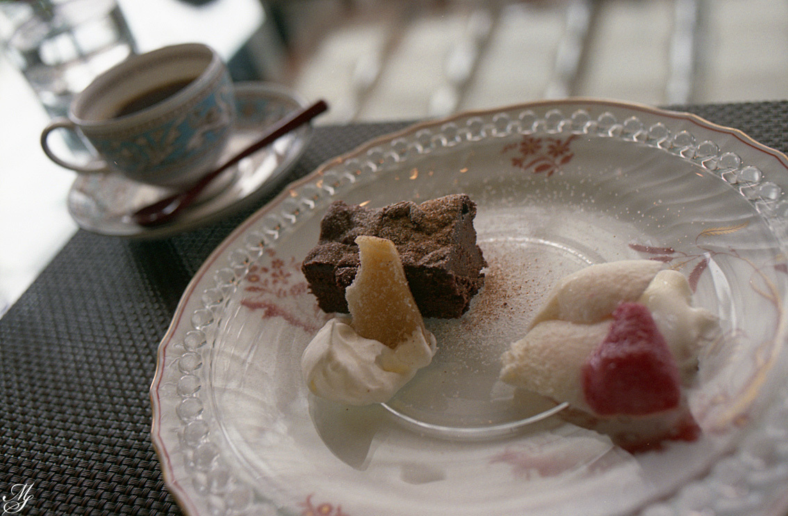 akiphoto_film's tweet photo. ガトーショコラと晩白柚の皮の砂糖漬けにホットコーヒーを頂いた後は敷地内を散策。
晴れた日は外の席でお料理を頂くのも良さそう。
#eosrt #premium400 https://t.co/X1k2eikhtz