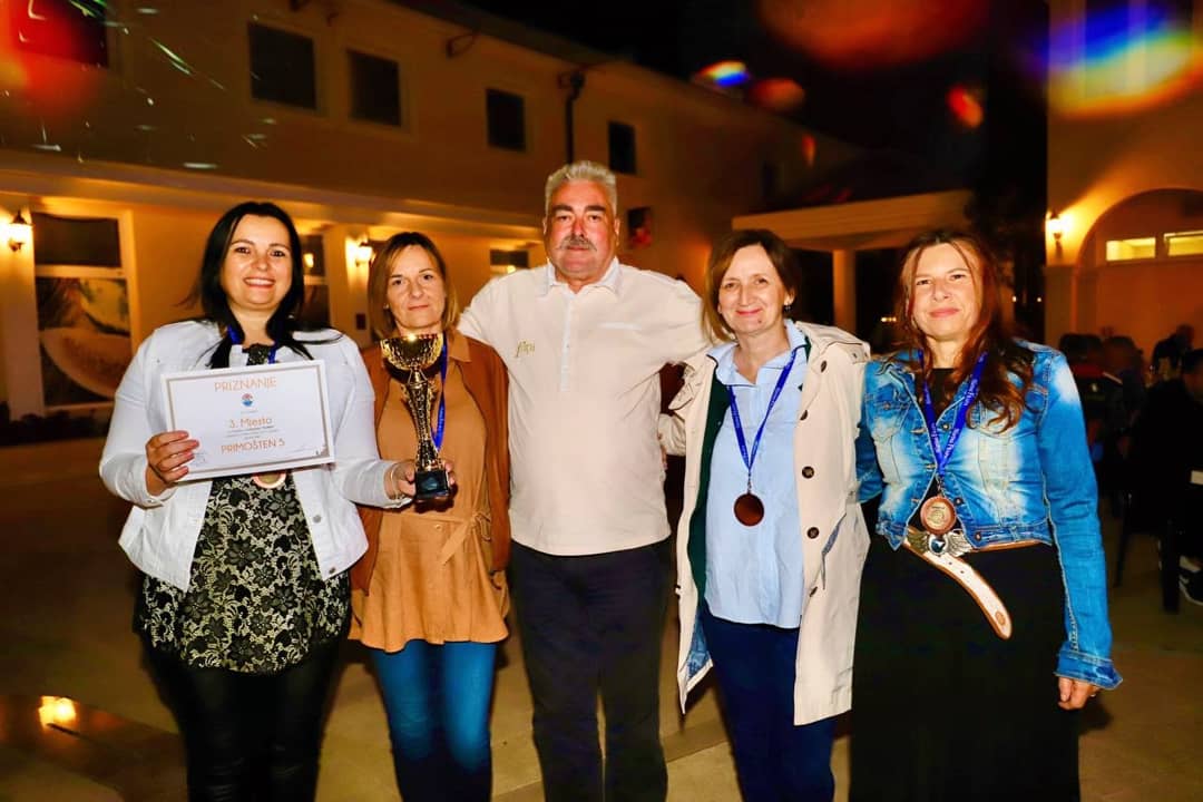 [FINALE TURNIRA U BALOTAMA ANĐELO 2021]

Održano je finale  turnira u balotama Anđelo 2021.
Zahvaljujemo se svim ekipama, koje su sudjelovale.
Još jednom čestitamo muškoj ekipi Konoba Lola i ženskoj ekipi iz Primoštena na pobjedi!
🏆👏🥇