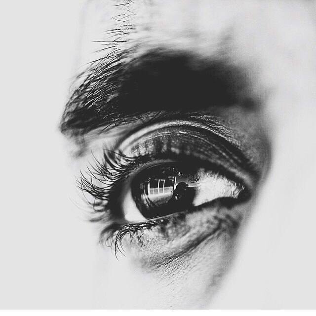 انا خليط من الشقا والغرابيل 
وانا الوحيد الي احتفل بـ نكساره
ٰ
وانا الكريم الي غدا وقته بخيل
وانا الغريب الي ربى وسط داره🔕