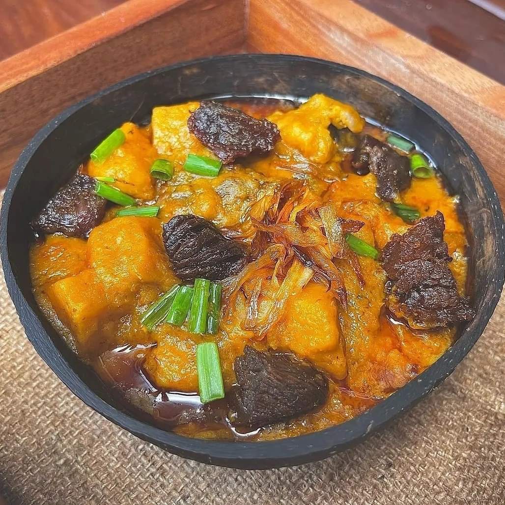 We're here for the eco-friendly #coconutbowl and chunky fried beef 👌🏿🤤
📸 @Dimaensa

#CocoyamPottage #Mpɔtɔmpɔtɔ #Cocoyam #PalmFruitOil #GhanaianFoodNetwork   #WashYourHands #EcofriendlyHabits #GhanaianCuisine #GhanaianCooking #WestAfricanFood