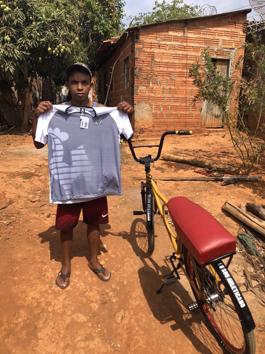 WagnerrLima's tweet photo. Camisa doada pelo Grande @Wed_galo. Gui é simples mas caprichoso. Observem a bike Atleticana. Merece demais o #MantoDeGraça. Menção especial ao @igsouza__. #NadaEmTroca. #SóGratidão. #PorAmorAoPróximo. #PorAmorAoGalo!! https://t.co/sHGkOVppKc