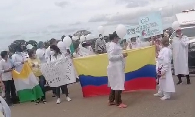 ElInformador_SM's tweet photo. Trabajadores del hospital La Candelaria se tomaron las calles de El Banco para exigir pagos atrasados https://t.co/CX291NeEeb @MinSaludCol https://t.co/WoZoQUKd0i