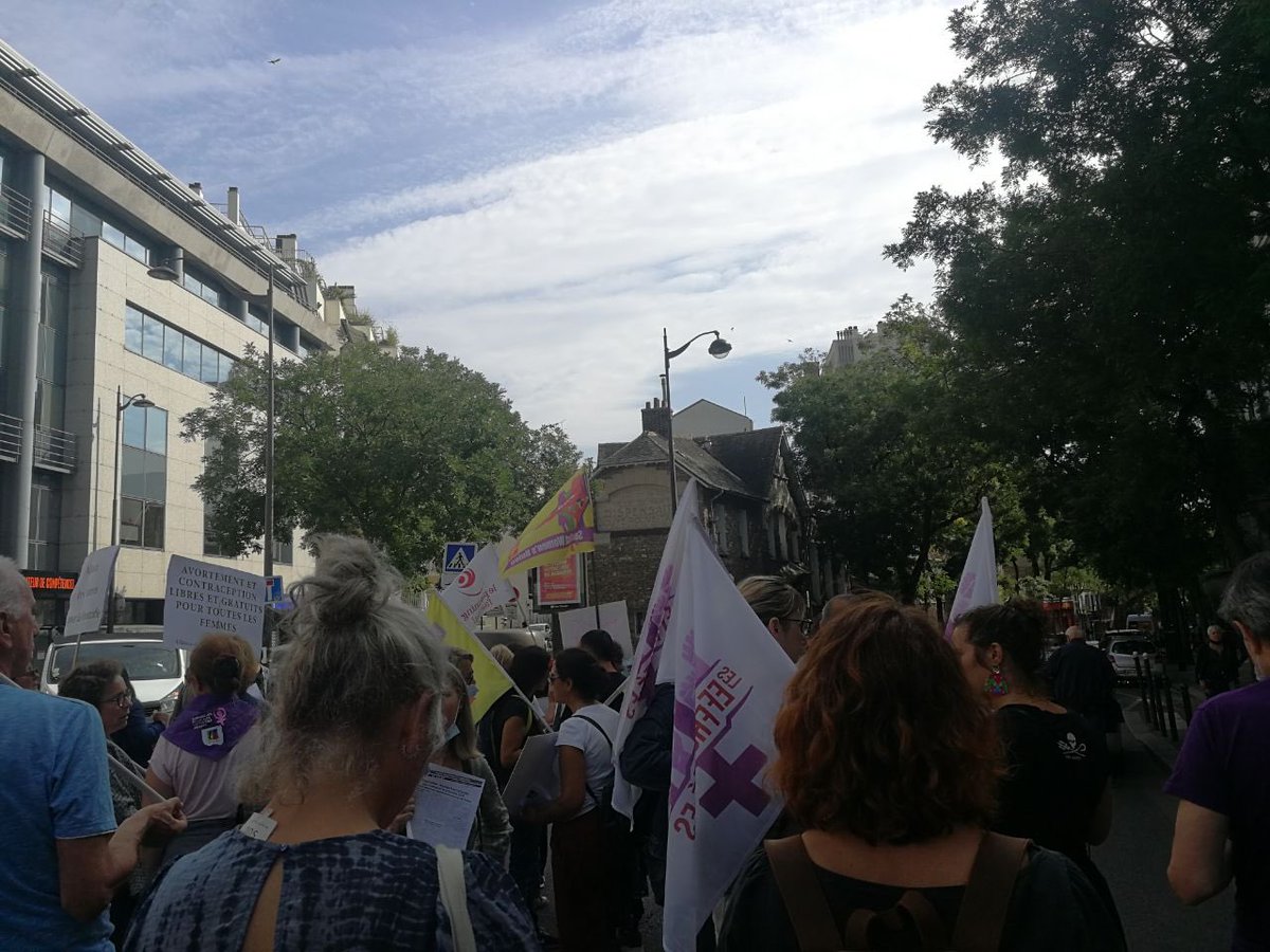 🔵 Aujourd'hui, nous manifestons pour défendre le droit à l'avortement en France et dans le monde ! En France, du chemin reste à parcourir pour un droit complet à l'IVG. A l'occasion de la journée mondiale pour la #dépénalisation de l'#avortement, faisons entendre notre voix !