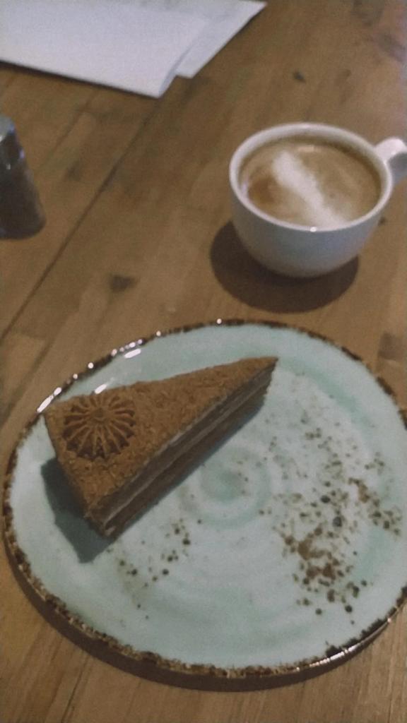 ynanlo's tweet image. Я почти съехала от родителей и никто не боится что я умру с голоду))))