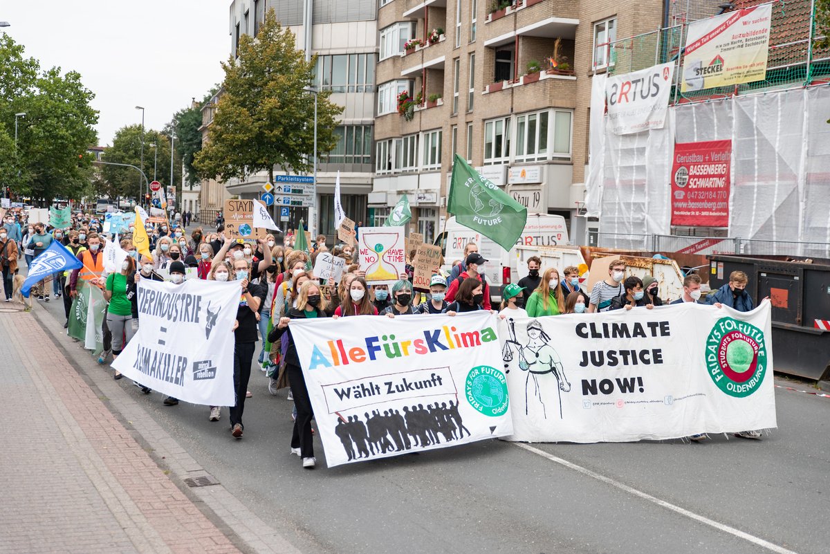 Es waren gestern bis zu 8.000 Menschen in Oldenburg für Klimagerechtigkeit auf den Straßen! Danke an alle, die da waren und das möglich gemacht haben. Lust auf mehr? Komm Mittwoch um 17 Uhr ins Klimacamp zum Kennlern-Plenum. #UprootTheSystem #AlleFuersKlima 
📸: <a href="/fasteffens/">Fabian Steffens</a>