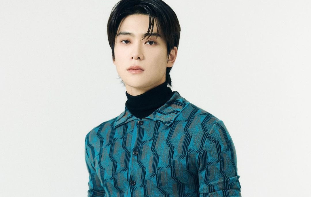 UpdateKBoys's tweet image. O Jaehyun, membro do NCT 127, foi a única celebridade no mundo a transmitir o desfile de moda da Coleção Feminina Primavera-Verão 2022 da Prada em sua rede social. A transmissão ao vivo que ele fez em seu Instagram, teve 10 vezes mais espectadores do que a conta oficial.