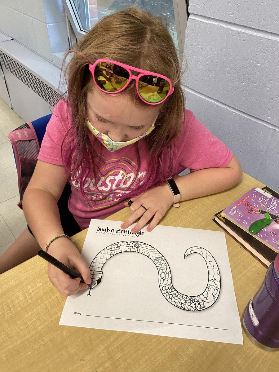 MsPuglieseOCSB's tweet photo. Learning to use various types of lines and patterns to create Zentangle art. Such creativity was shown! 🎨 @MsPuglieseOCSB @StGregoryOCSB https://t.co/yHuatlcsFC