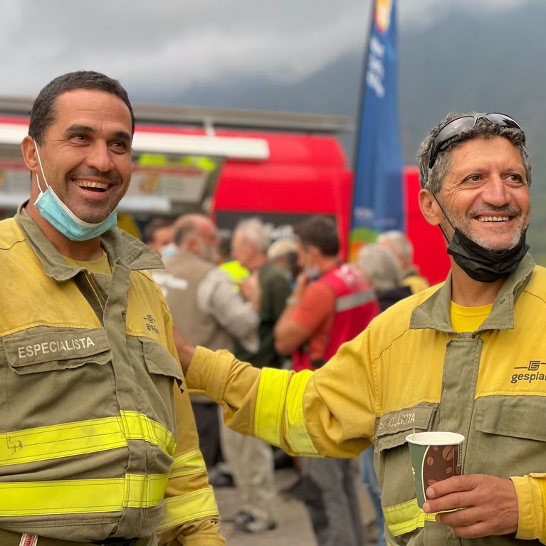 The two faces of the volcano eruption in La Palma, the two faces of any natural disaster … destruction and hope. Thank you to everyone bringing hope to the people of this beautiful island,la isla bonita! #erupcionlapalma @WCKitchen #ChefsForLaPalma @gesplansa 📸 @Imanolzuaznabar