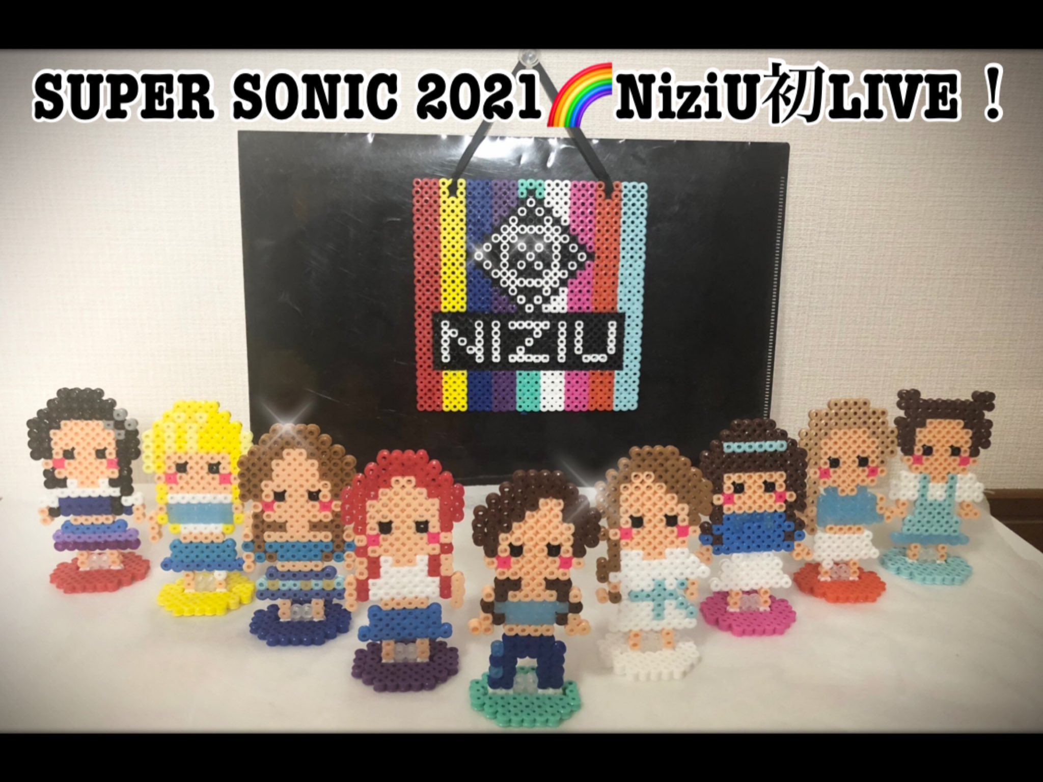 ひまわり Niziu初liveには行けなかったけど配信してくれてホントに嬉しかった マユカ センターからのオープニング イラストは描けないからアイロンビーズで再現してみた Supersonic Niziu 1stalbum Niziu Niziufanart リオ リク マユカ