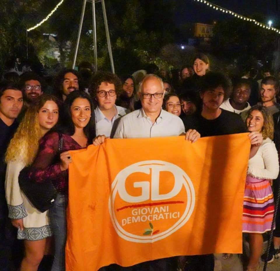 gdroma_'s tweet photo. Grazie Roberto per il sostegno che ci hai dato ieri sera.
Adesso pancia a terra per quest’ultima settimana di campagna elettorale con l’entusiasmo e la passione che ci contraddistingue.

Il 3-4 Ottobre vota i candidati dei Giovani Democratici nelle liste del Partito Democratico. https://t.co/v0xRy07Ocb