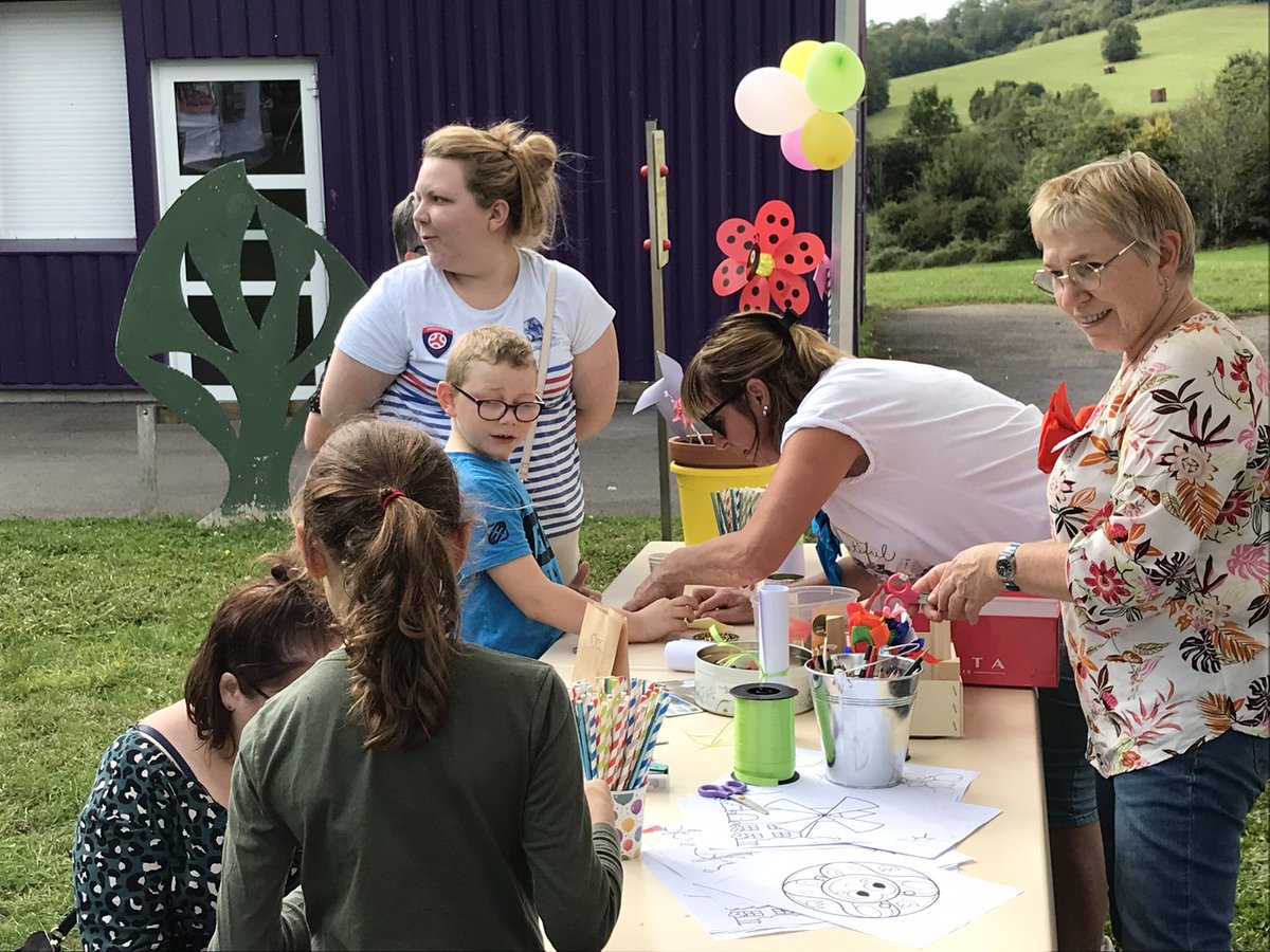 #fêtedujeu à #Haréville (#vittel) organisée par les acteurs de l’enfance. De très nombreuses animations pour satisfaire les #enfants et les #parents, dont un stand créatif de la @MsaLorraine. Et la conférence de #JeanFrançoisLaurent. La @MsaLorraine aux côtés des #familles.