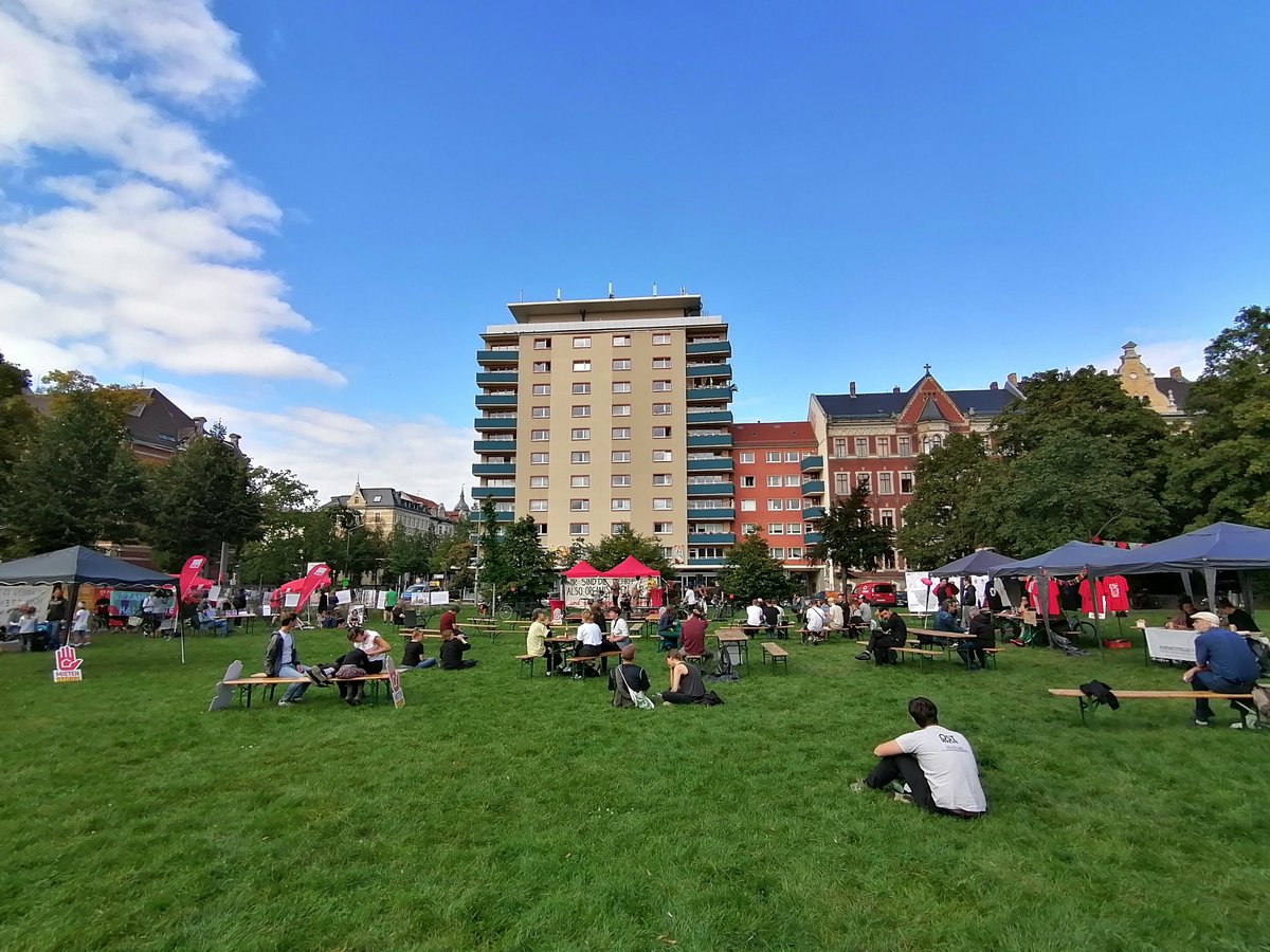 Das <a href="/Mieterinnenfest/">Fest der Nachbarschaften - Die Stadt gehört uns!</a>  auf dem Alexis-Schuhmann-Platz ist im vollem Gange. Kommt vorbei. Vernetzt euch gegen #Mietenwahnsinn und für eine #stadtfueralle!