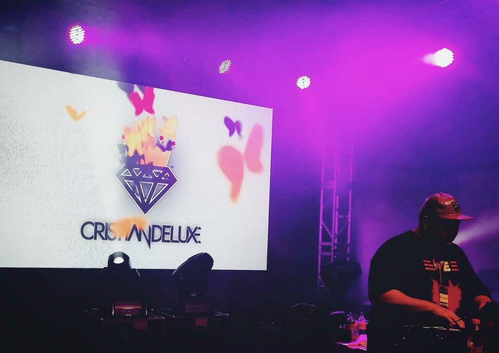 Qué alegría volver a actuar en mi ciudad! Anoche lo pasamos genial! Gracias a todos los que estuvisteis, por darlo todo cantando y bailando aunque estuviera muy lejos el escenario de la pista de baile, de momento tenemos que hacerlo así 😅 Yo por mi p… instagr.am/p/CUPuGYPoFmP/