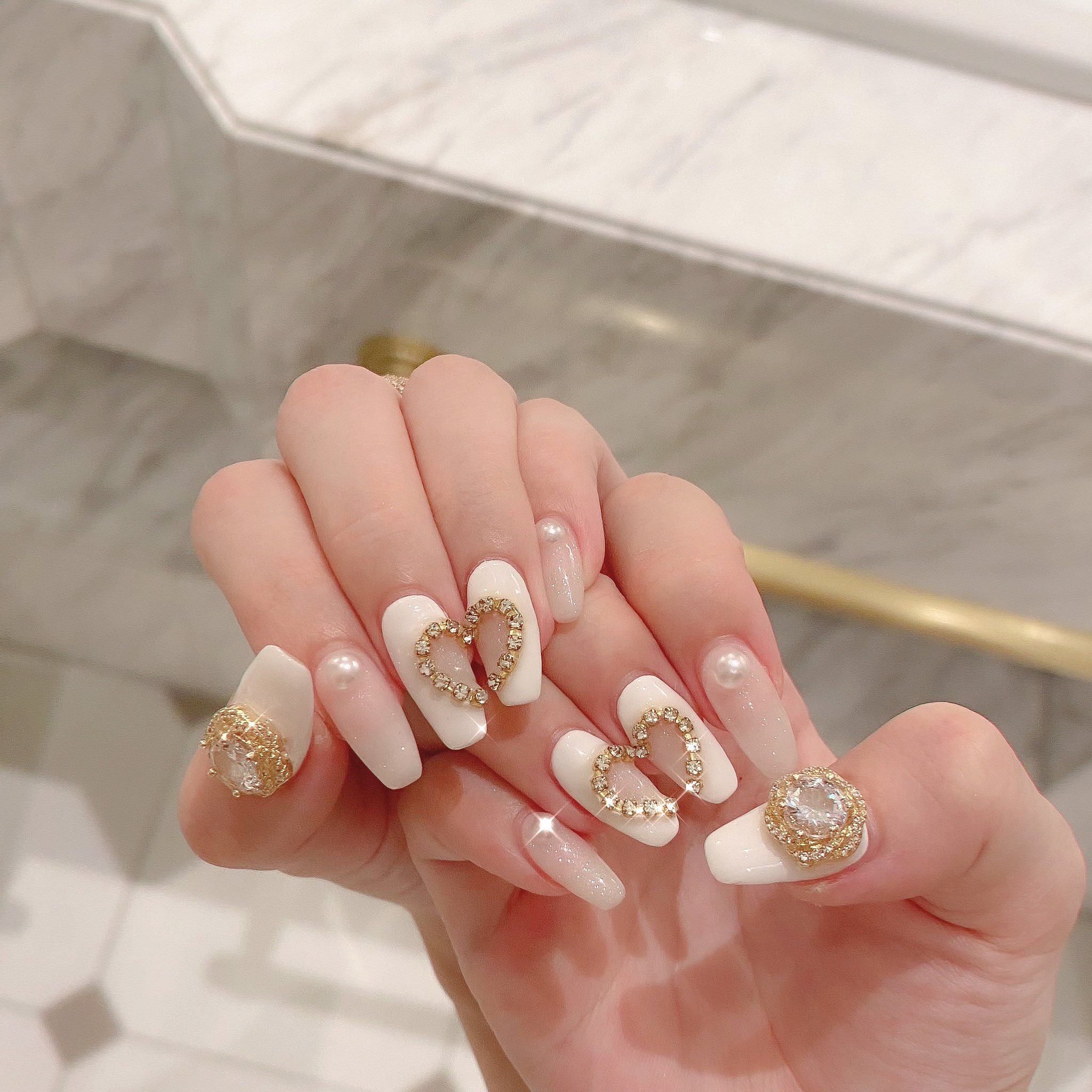 𝑘𝑦𝑜𝑘𝑎 𝓷𝓮𝔀 𝓷𝓪𝓲𝓵 くっつけたらハートになるの可愛すぎ ʚ 親指のキラッキラなパーツもぴったりでお気にいり ずっとクリアっぽい感じ続けてたけど秋冬はこういう白 みたいに色ある感じ入れても可愛いかも