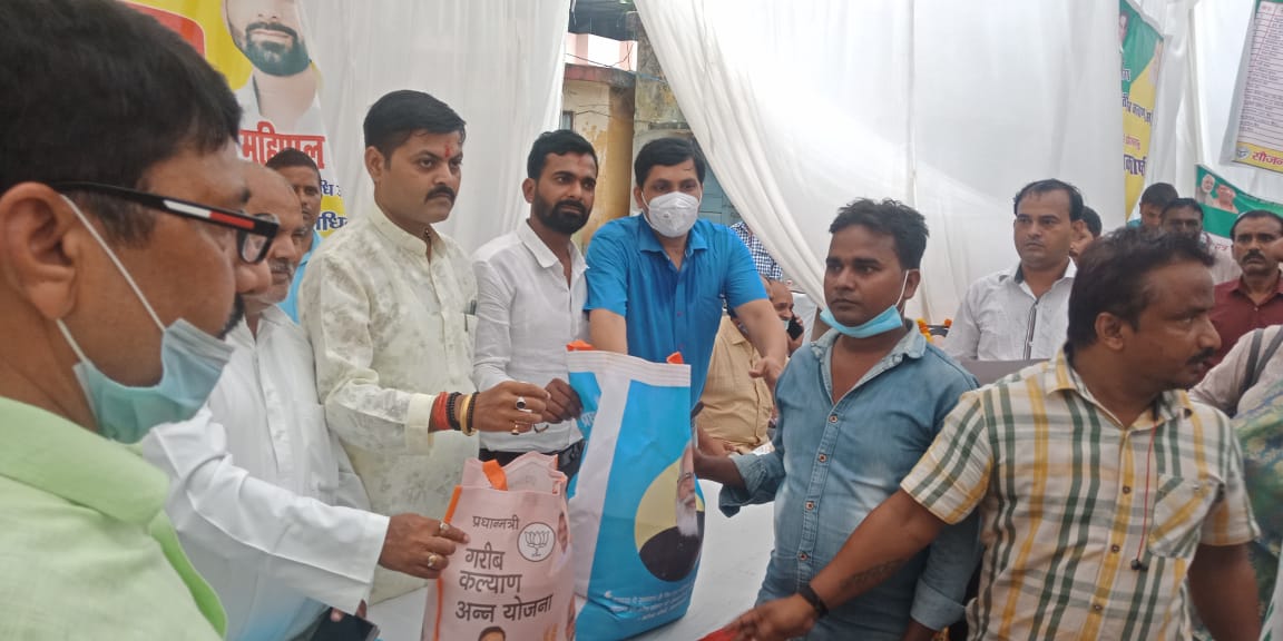 SingPratapsingh's tweet image. आज #पंडित_दीनदयाल_उपाध्याय जी के #जन्मदिवस के उपलक्ष्य में #उतरौला_ब्लॉक में आयोजित #गरीब_कल्याण_योजना कार्यक्रम में मुख्य अतिथि के रूप में उपस्थित होकर अपनी भाजपा सरकार की उपलब्धियों को आम जनमानस के बीच रखने का अवसर मिला।